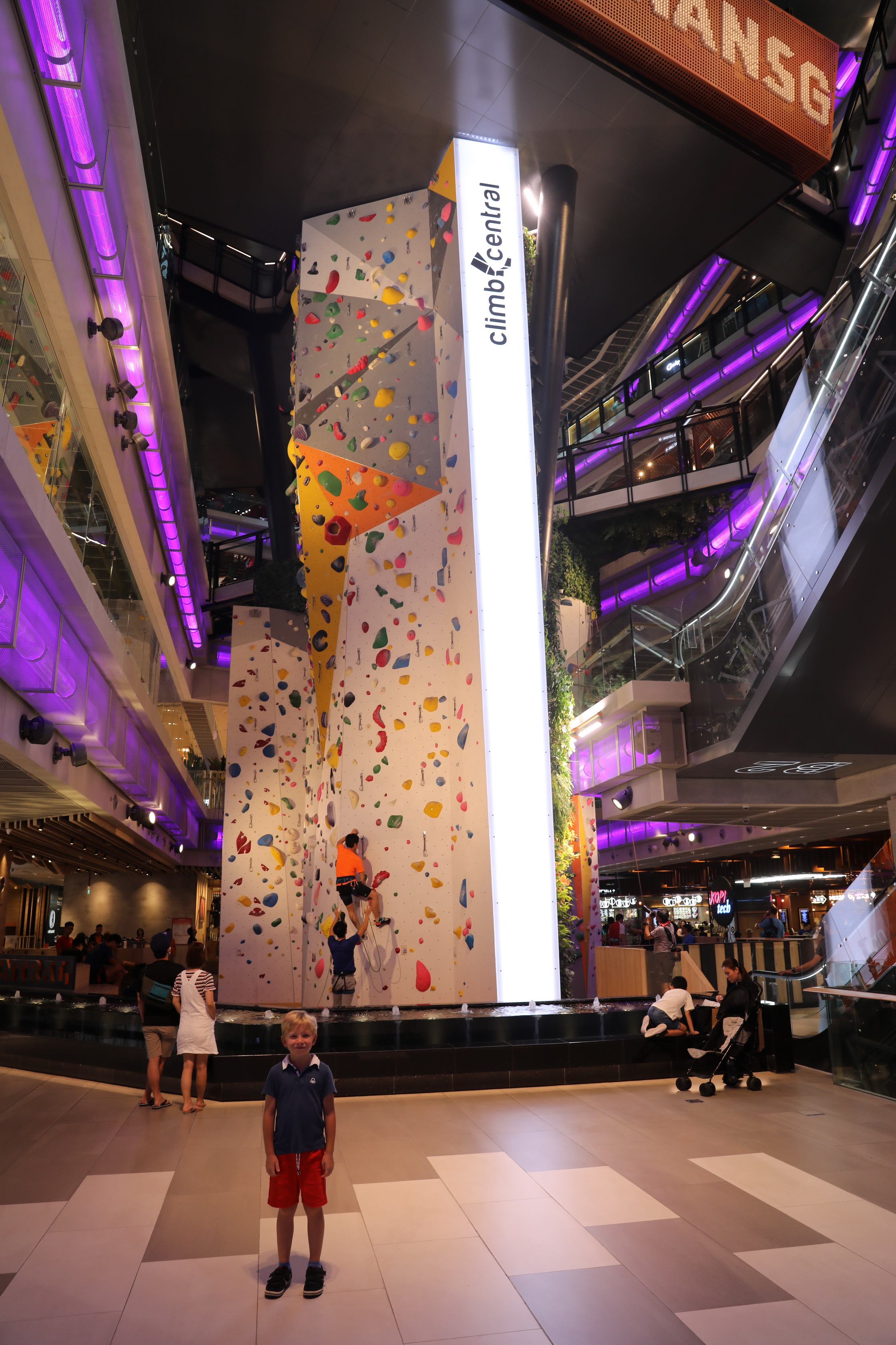 Indoor Klettern in der Funan Mall